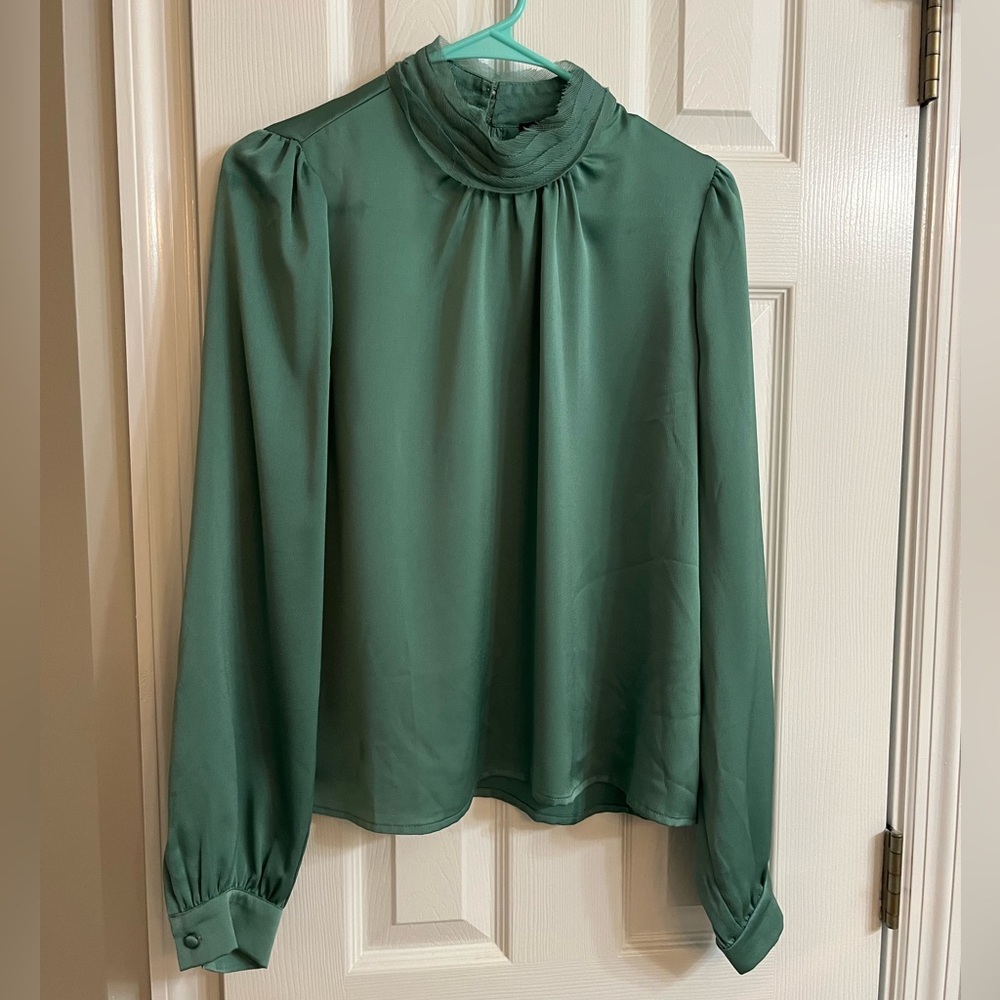 Forever 21 long sleeve woven top, sage, size M, measurements in pics, NWT